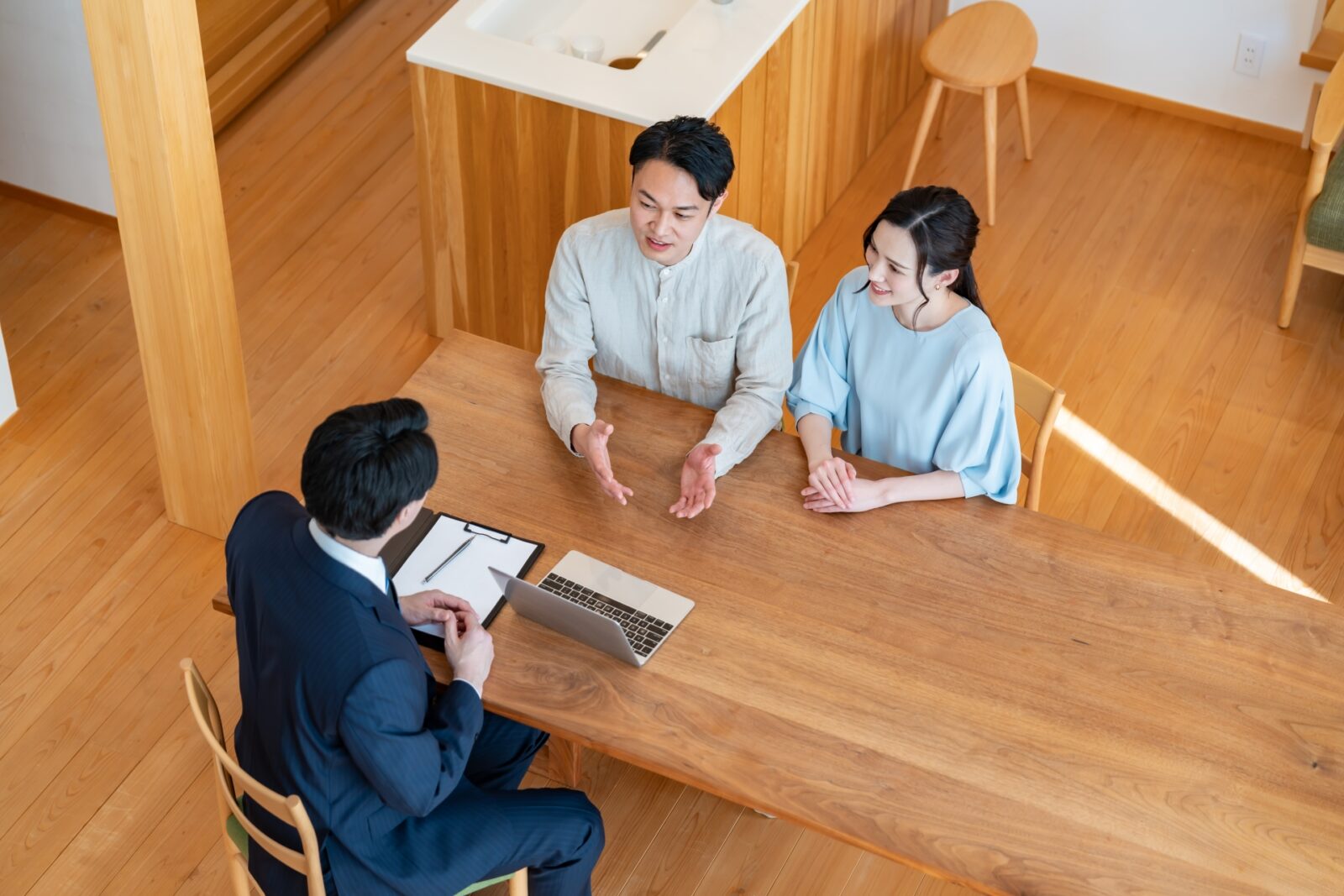 家づくりを設計士に相談する夫婦