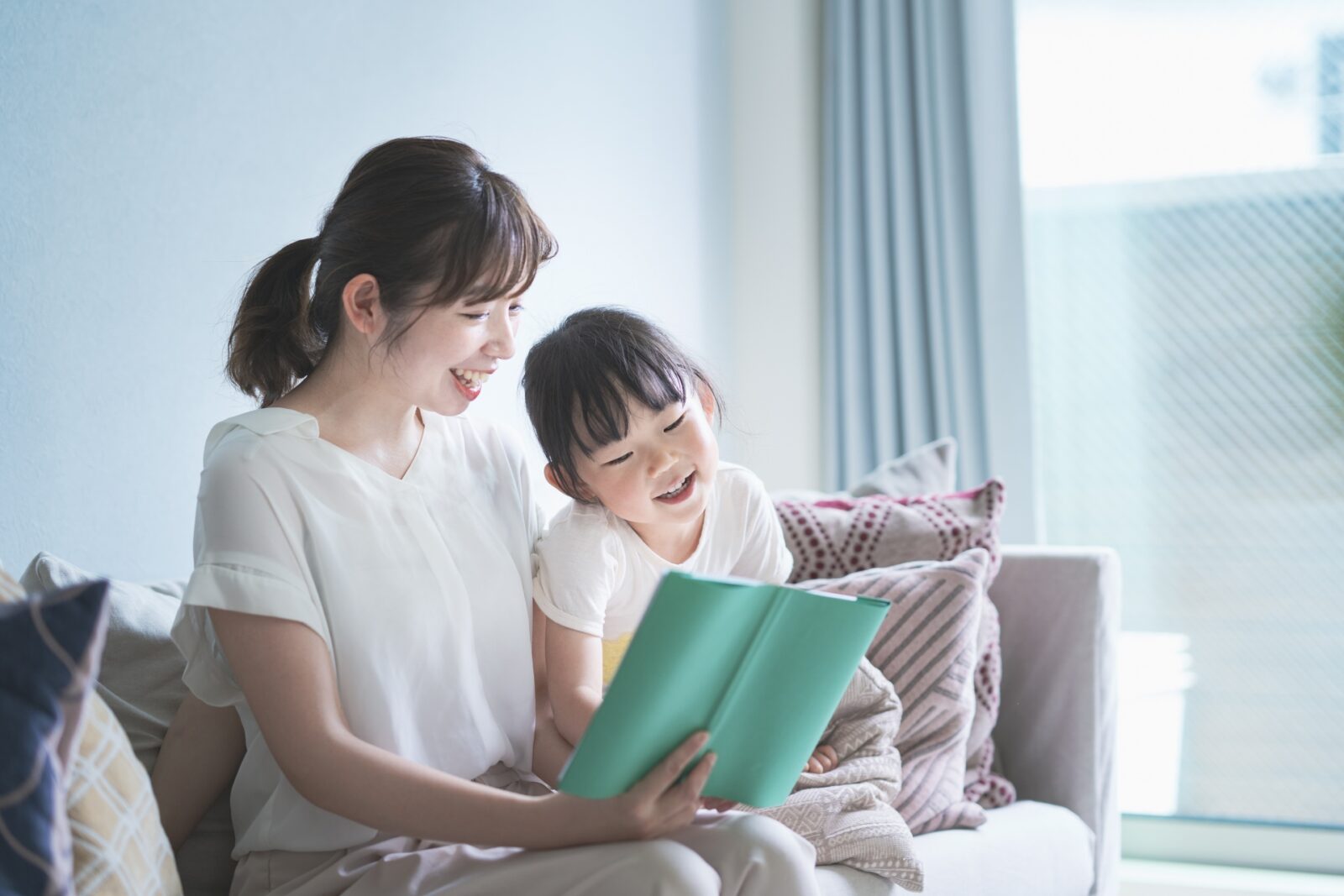家の中で子供と過ごす妻